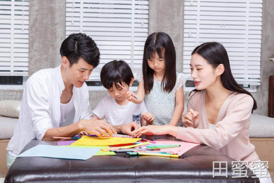 男人真心喜欢一个女人，藏不住的3个表现